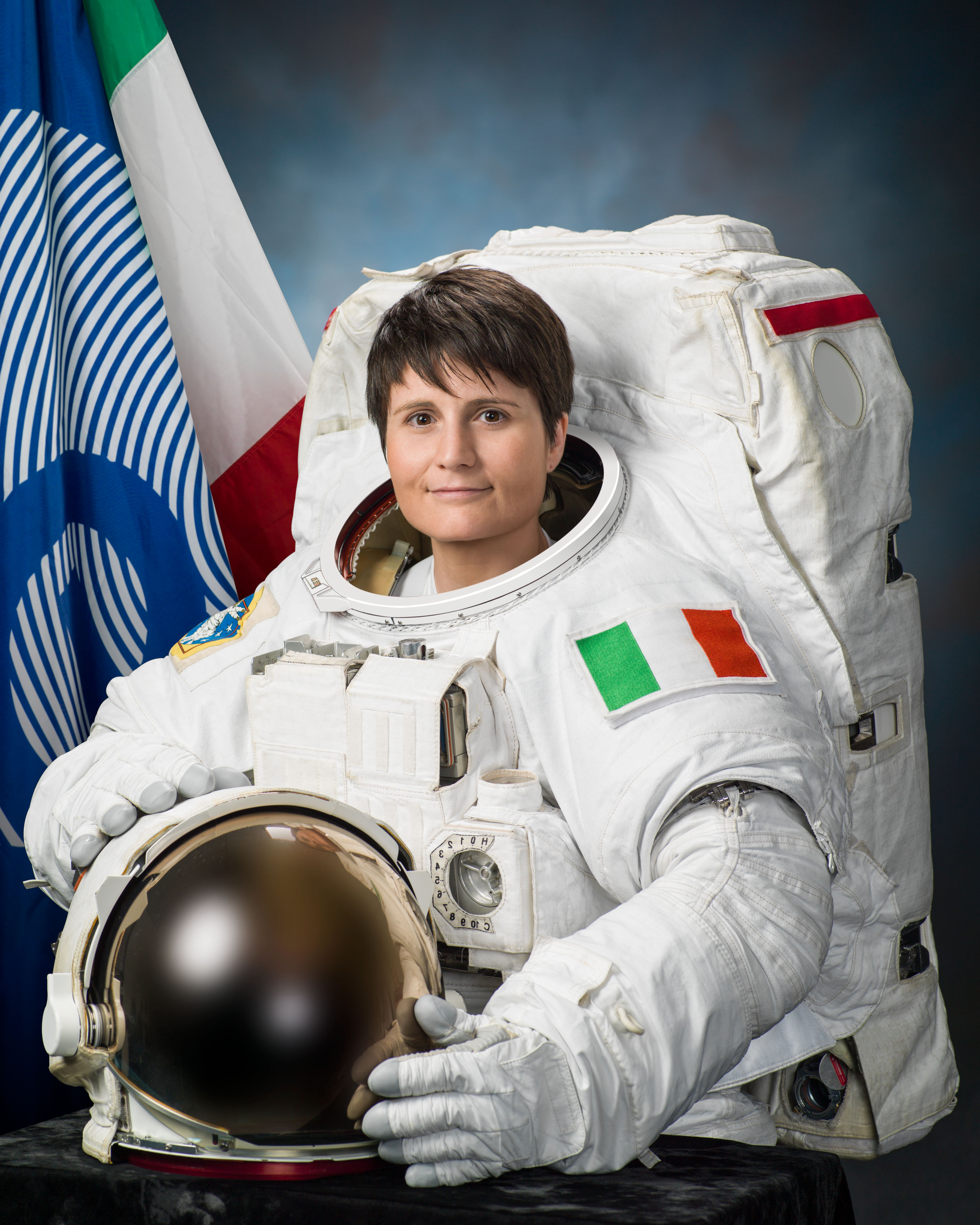external image Samantha_Cristoforetti_official_portrait_in_an_EMU_spacesuit.jpg?uselang=it